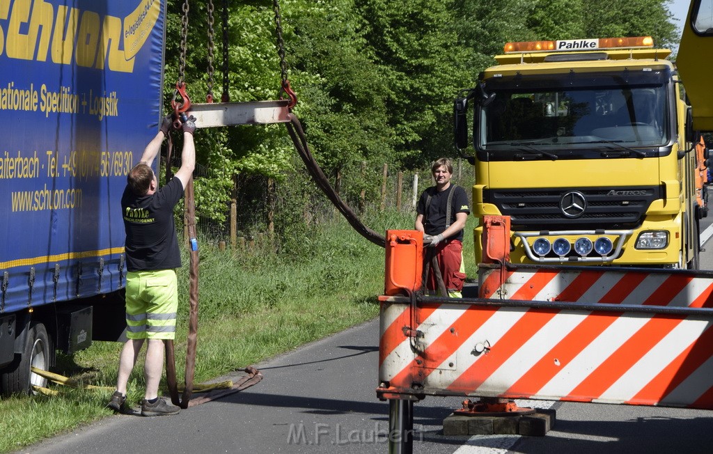 LKW in Boeschung A 3 Rich Frankfurt Hoehe Roesrath Lohmar P080.JPG - Miklos Laubert